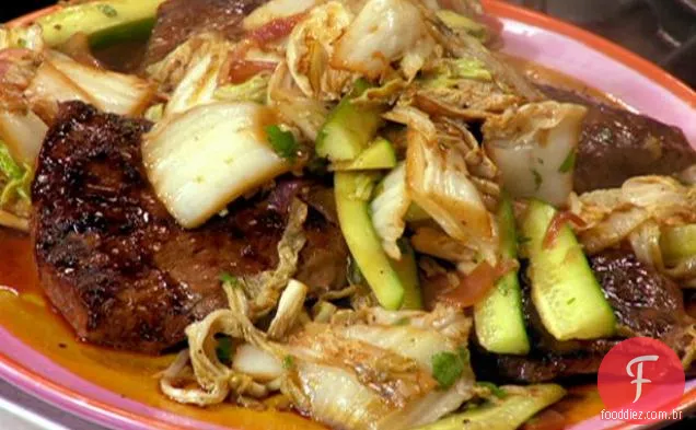 Vieiras de sésamo grelhadas e bife Teriyaki com salada de couve grelhada