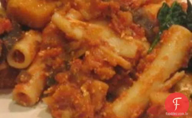 Rigatoni com beringela, cogumelos e queijo de cabra