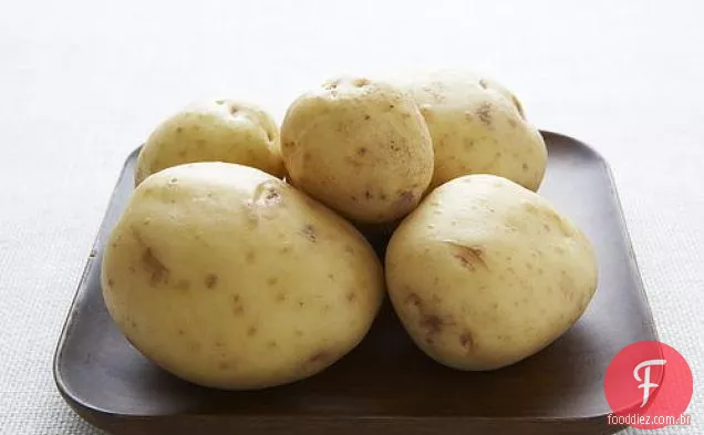Batatas fritas de salmão e batata com creme de rábano