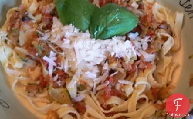 Massas com vieiras, abobrinhas e tomates