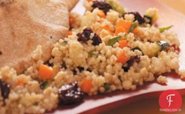 Salada de cuscuz com cerejas secas