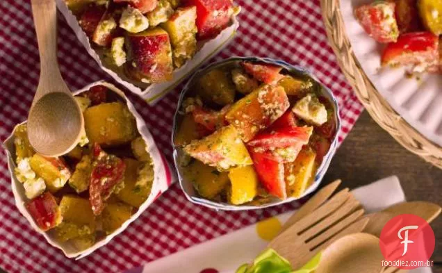 Salada de pêssego com tomate, Feta e vinagrete de manjericão