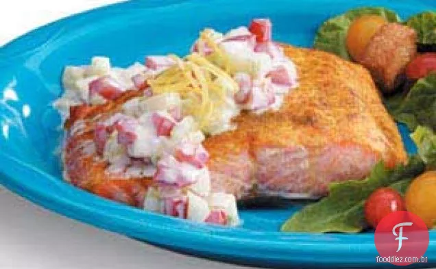 Salmão grelhado com molho de pepino e endro