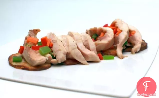 Rocambole de frango com mistura de legumes e batatas fritas