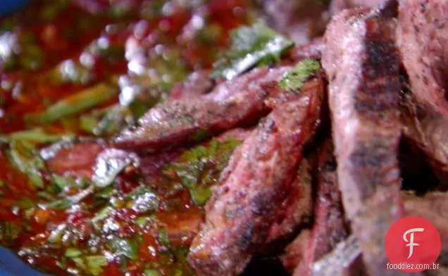 Bife grelhado com Chimichurri verde e vermelho fumado