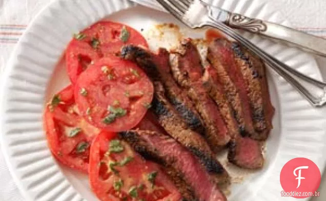 Bifes grelhados com tomates marinados