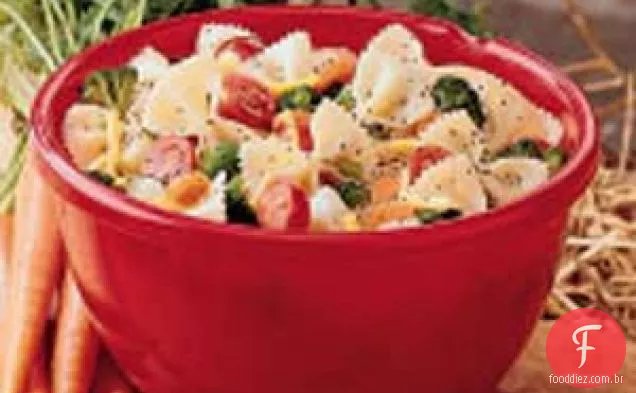 Salada de massa com molho de sementes de papoula