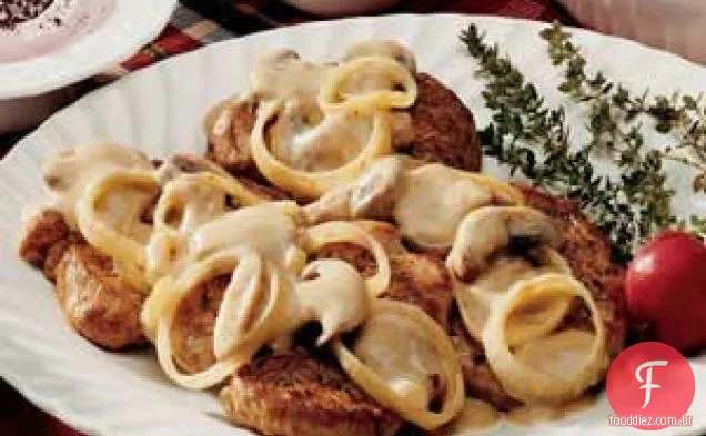 Carne de porco com molho de cogumelos