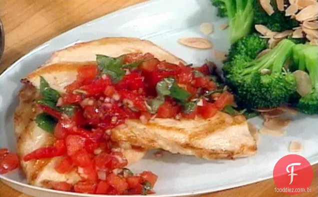 Frango toscano com molho de tomate e manjericão e brócolos torrados de amêndoa