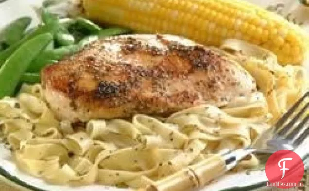 Frango temperado italiano e Fettuccine