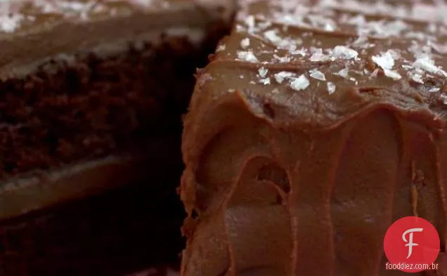 Bolo De Chocolate Ao Leite Com Caramelo Salgado
