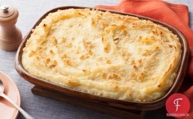 Purê de batatas assadas com queijo parmesão e migalhas de pão