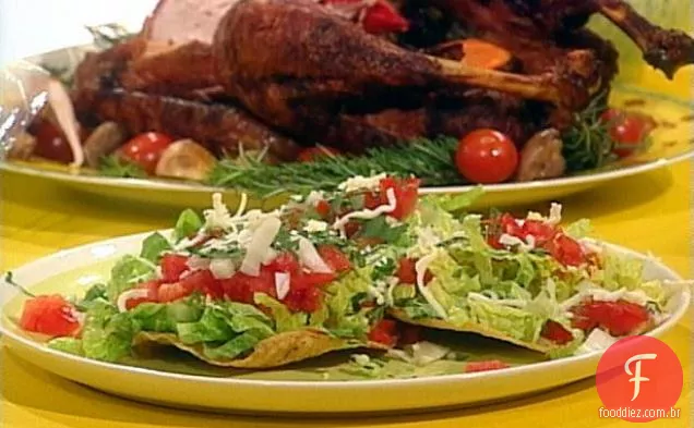 Uma salada com Crunch e substância: tostadas de feijão e vegetais