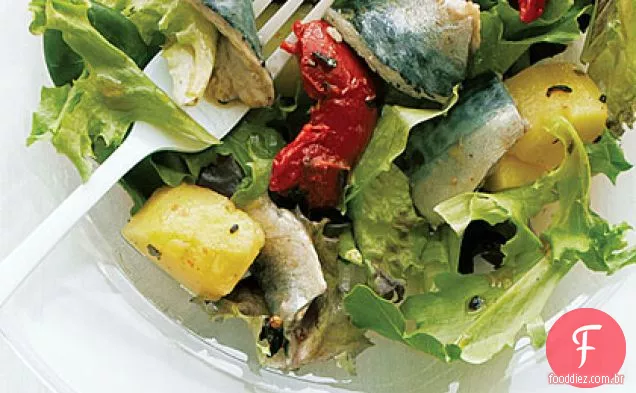 Salada de peixe em conserva com batatas e verduras