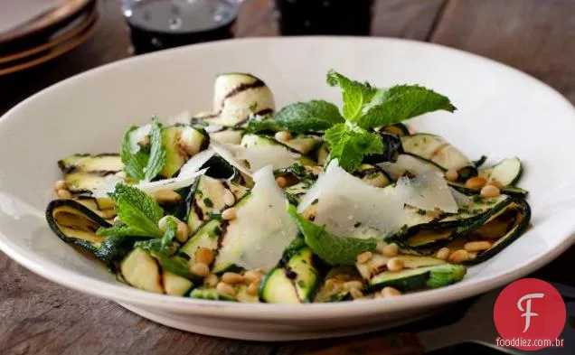 Salada de abobrinha grelhada com vinagrete de limão e Romano raspado e pinhões tostados