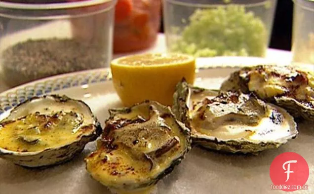 Ostras grelhadas com creme de aipo e presunto da Virgínia