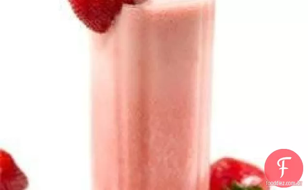 Smoothie Fresco Do Nascer Do Sol Da Banana Da Morango Com Edulcorante Natural De Truvia