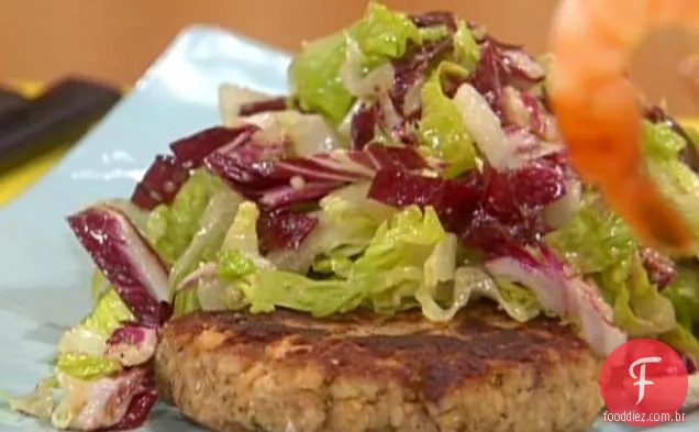 Hambúrgueres de salmão com salada Caesar