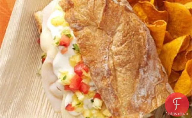 Sanduíche de peru com molho de ananás