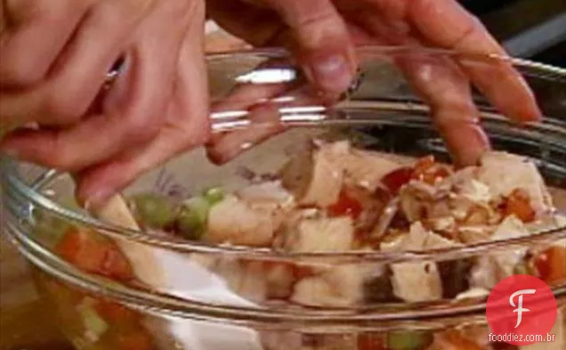 Salada de frango com vinagrete de amendoim e limão