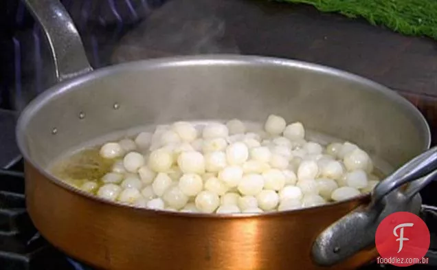 Ervilhas amanteigadas e cebolas peroladas