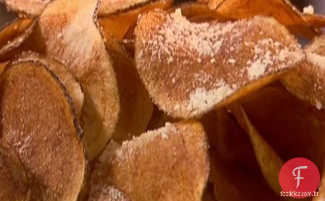 Batatas fritas com parmesão e alho