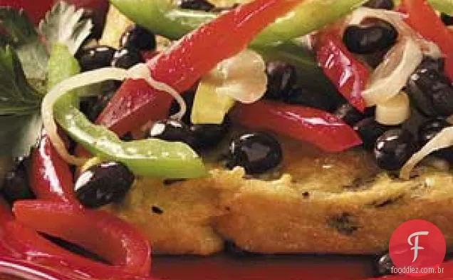 Polenta de manjericão com feijão e pimentos