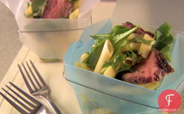 Penne com carne de bovino e rúcula