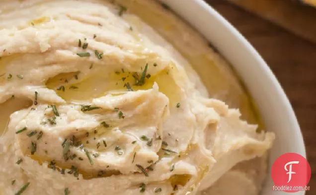 Alho Assado E Hummus De Feijão Branco, Servido Quente
