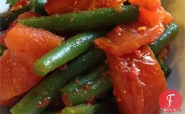 Feijão verde cozido no vapor com tomate assado