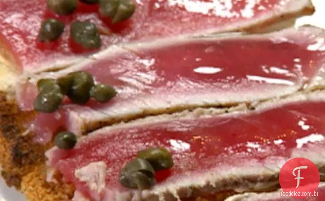 Atum grelhado com homus em Crostini