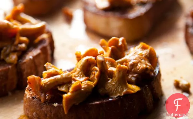 Chanterelles Simplesmente Cozidos Com Torradas De Alho