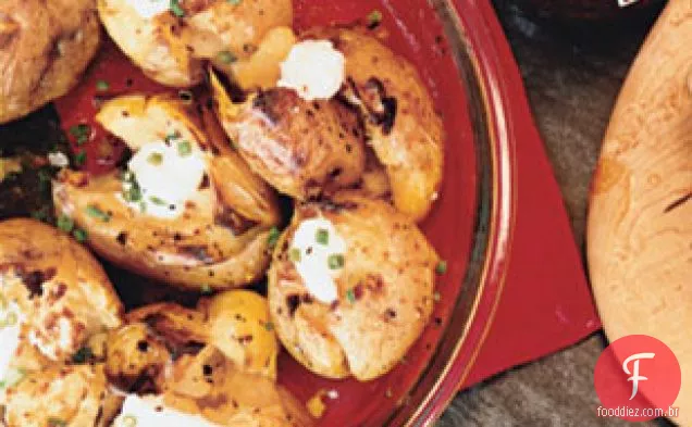 Batatas esmagadas com alho