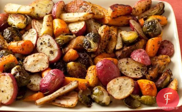 Batatas assadas, cenouras, pastinagas e couves de Bruxelas