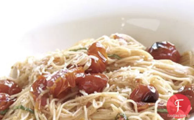 Cabelo De Anjo Garlicky Com Tomates De Uva