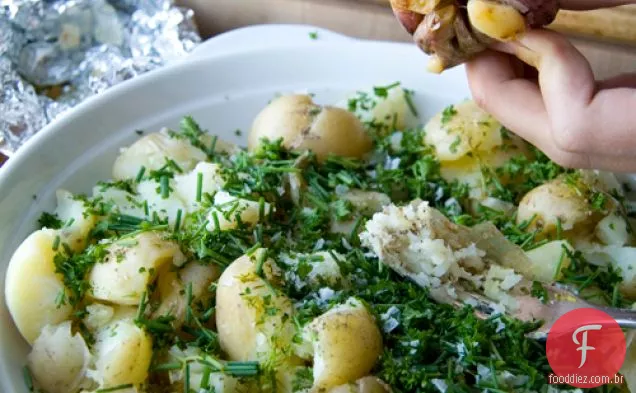 Garfo Esmagado Erva E Batatas De Alho Assado
