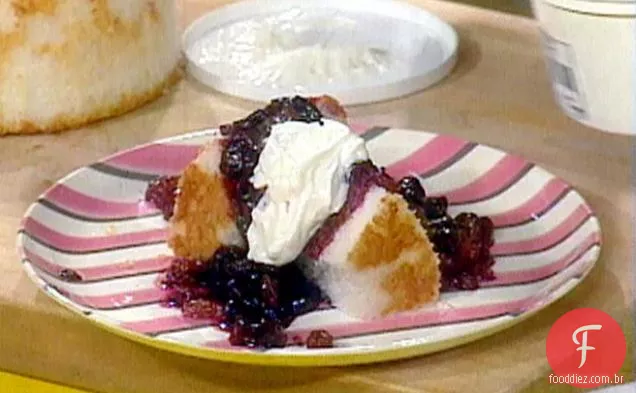 Bolo de comida de anjo com molho de cereja quente