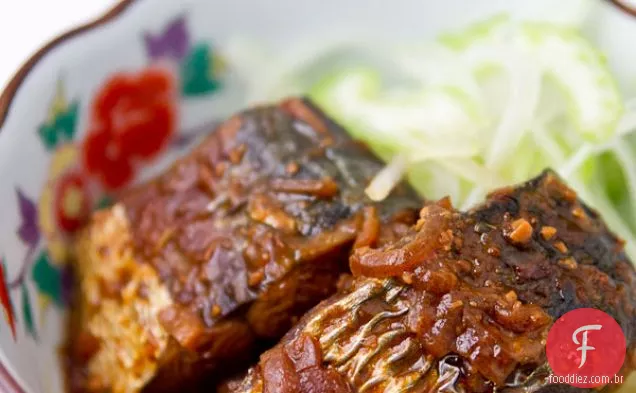 Miso Braised Mackeral Com Salada De Mostarda Picante