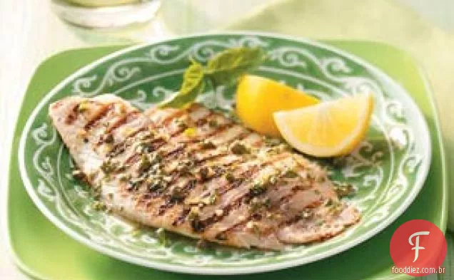 Tilápia grelhada com vinagrete de manjericão e limão