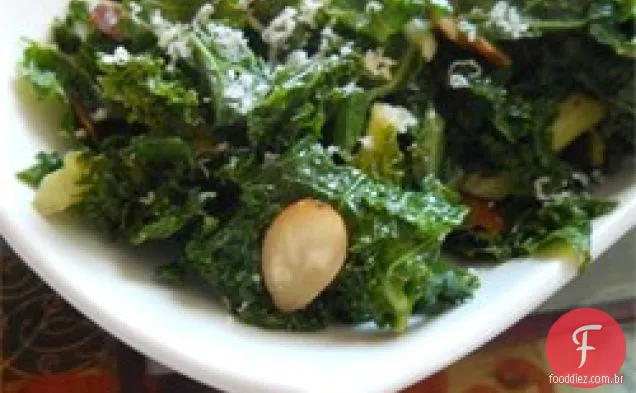 Couve com pinhões e parmesão desfiado
