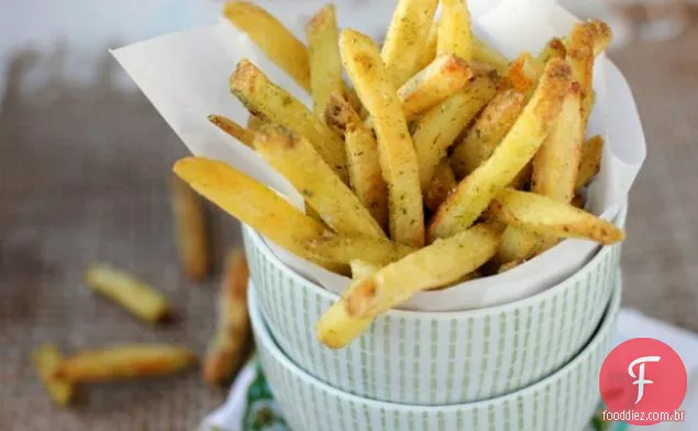 Alho Trufado E Batatas Fritas Com Ervas Verdes