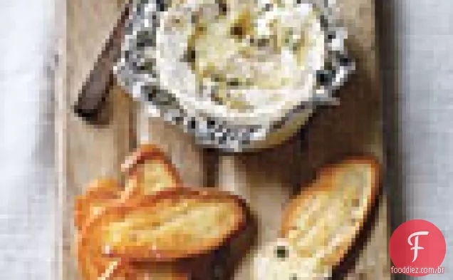 Camembert assado com tomilho e alho