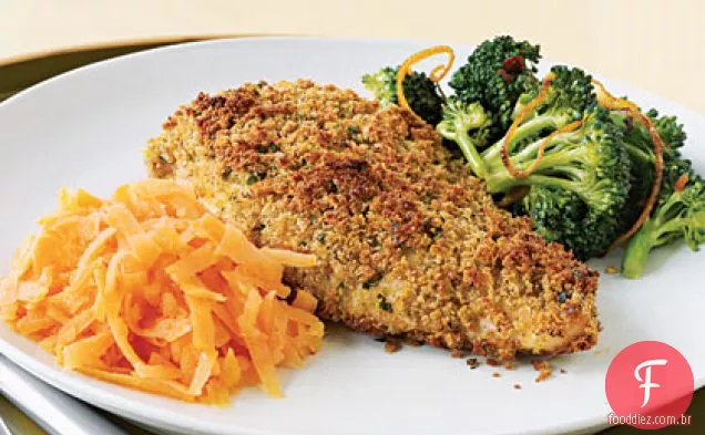 Frango com parmesão, alho e crosta de ervas
