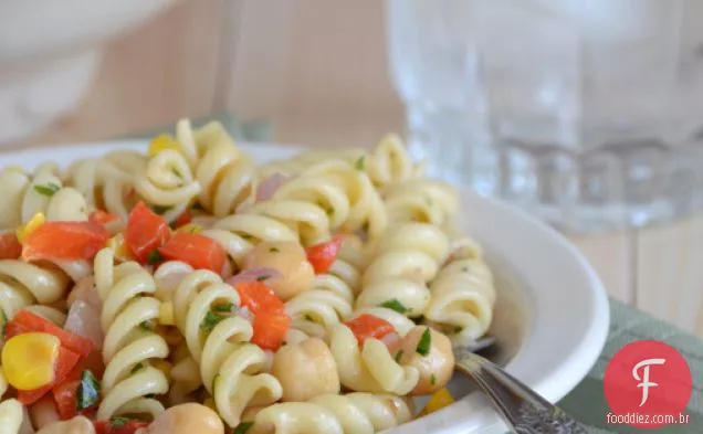 Salada de macarrão estilo Succotash com molho de alho assado