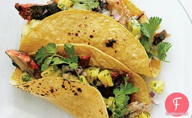Tacos de sardinha grelhados com Achiote, limão e Salsa de abacaxi