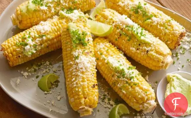 Espiga de milho grelhada com manteiga de alho, limão fresco e queijo Cotija