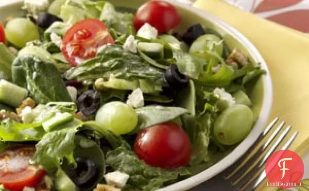 Salada grega com uvas verdes