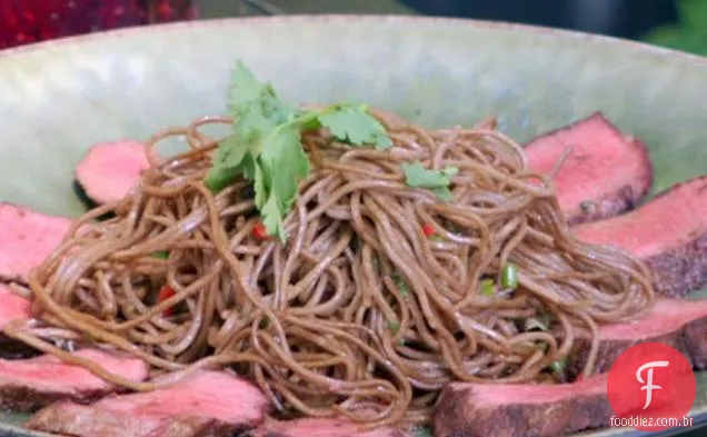 Salada picante de borrego e macarrão Soba