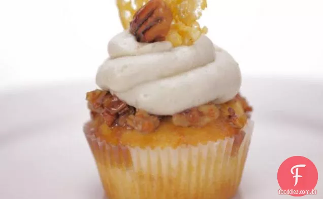 Cupcakes de cheddar afiados com cobertura de noz-pecã cristalizada e cobertura de mel e queijo azul