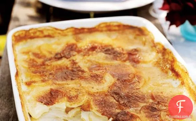 Gratinado cremoso da batata do cominho e do alho